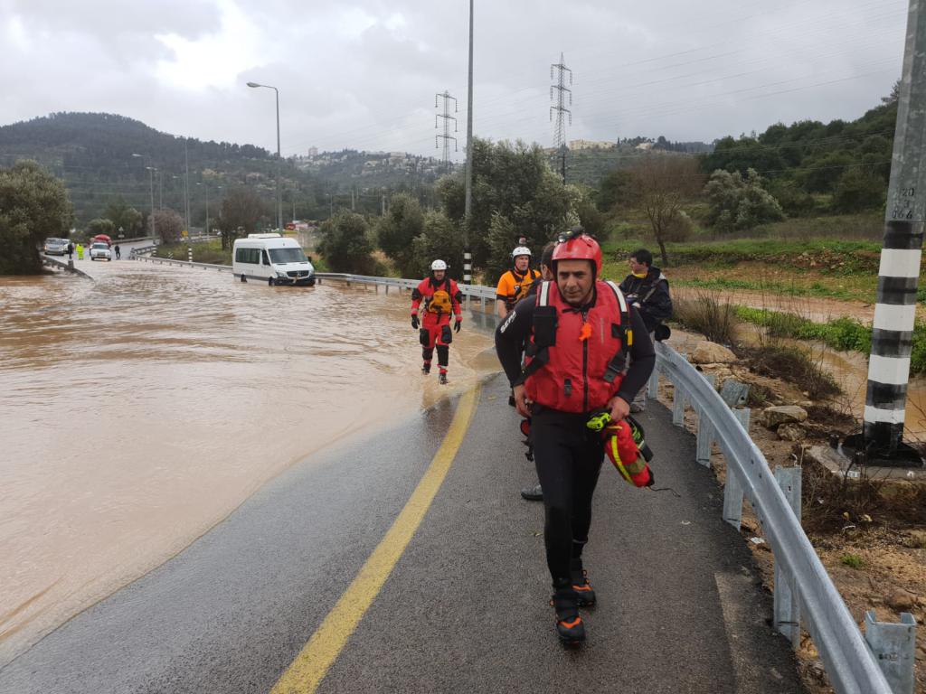 כבאים מחלצים מיניבוס שנתקע בשיטפון בירושלים