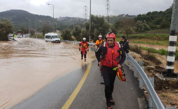 כבאים מחלצים מיניבוס שנתקע בשיטפון בירושלים