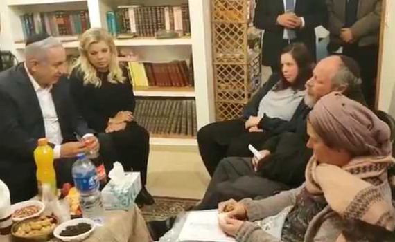 צפו: נתניהו מנחם את משפחת אנסבכר