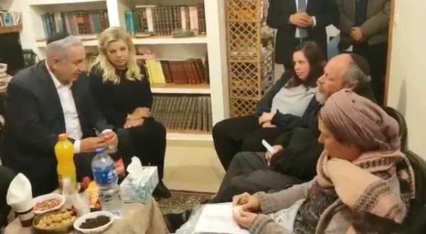 צפו: נתניהו מנחם את משפחת אנסבכר