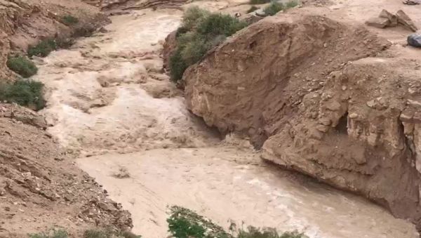 צפו בתיעוד: חילוץ דרמטי לרכבים שנתקעו בשיטפון