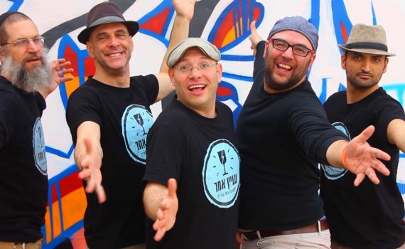 משעשע: להקת 'עניין אחר' במשאפ שירים מתחברים