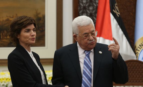 אבו מאזן נפגש עם זנדברג: "קיזוז המשכורות פגע בנו"