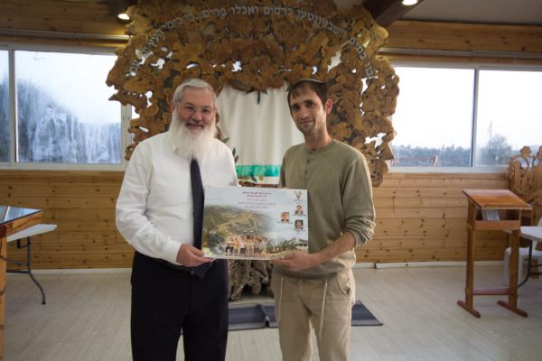 סגן שר הביטחון היוצא הרב בן דהן קיבל תעודת הוקרה