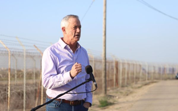 הצהרת גנץ: "הפריצה לנייד סיפור פוליטי רכילותי"