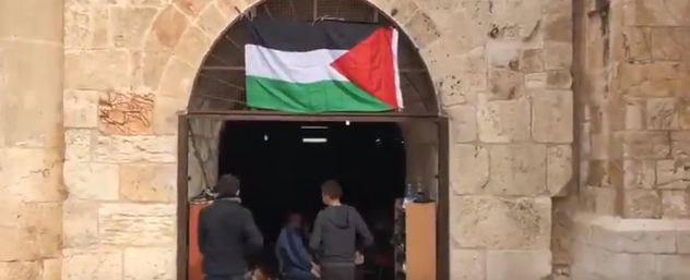 מקומם: דגל פלסטין במבנה המריבה בשער רחמים