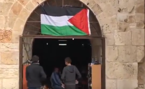 מקומם: דגל פלסטין במבנה המריבה בשער רחמים