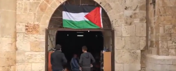 מקומם: דגל פלסטין במבנה המריבה בשער רחמים