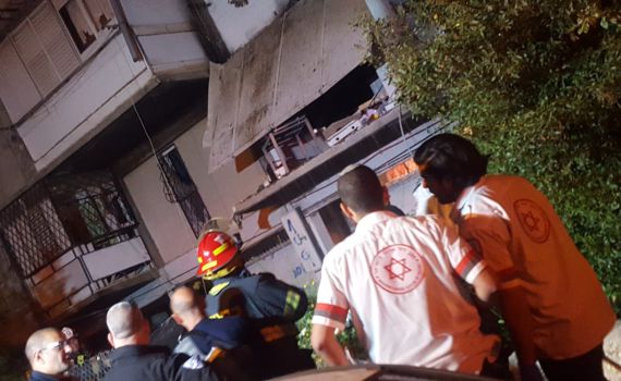 אשקלון: פיצוץ גרם לקריסת מרפסת; אשה נפצעה קשה