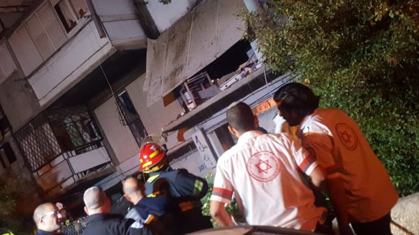 אשקלון: פיצוץ גרם לקריסת מרפסת; אשה נפצעה קשה
