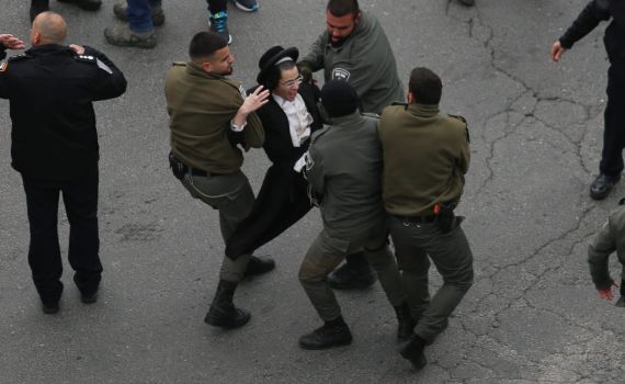 עימותים, חסימות וקללות: 30 נעצרו במחאת החרדים