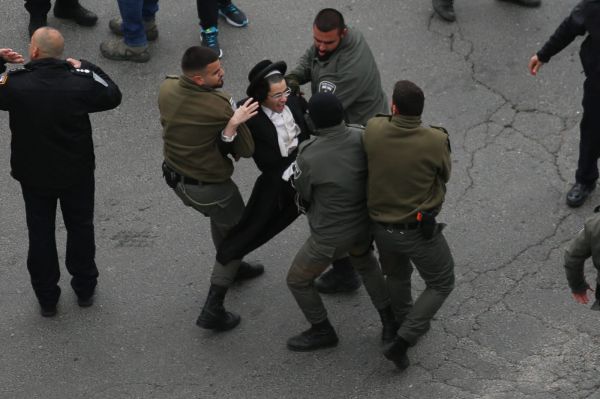 עימותים, חסימות וקללות: 30 נעצרו במחאת החרדים