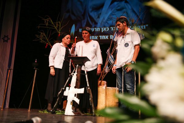 טקס הזיכרון שמעורר סערה: "שום בעיה בשירת נשים"