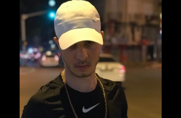 מזהים את העיתונאי הסרוג שהתחפש לדודו פארוק?