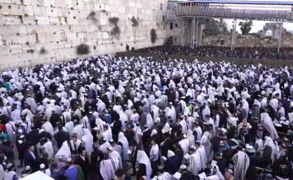 רבבות בכותל: "עם ישראל רוצה כותל אחד לעם אחד"