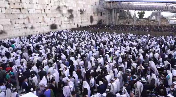 רבבות בכותל: "עם ישראל רוצה כותל אחד לעם אחד"