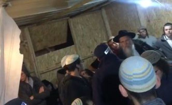 שוטרים פרצו לשיעור של הרב דב ליאור. צפו