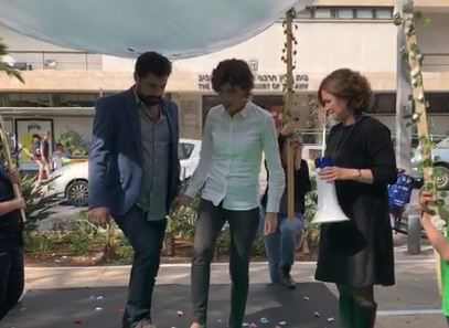 מיכל רוזין "חיתנה" את תמר זנדברג ובן זוגה. צפו