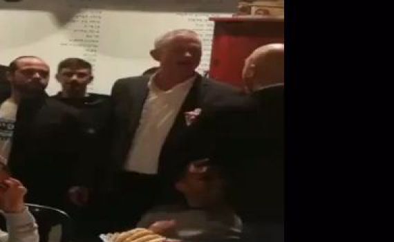 גנץ הגיע לשוק וקיבל קריאות "היידה ביבי". צפו