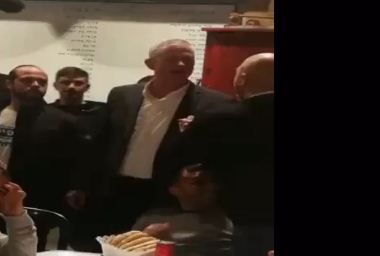 גנץ הגיע לשוק וקיבל קריאות "היידה ביבי". צפו