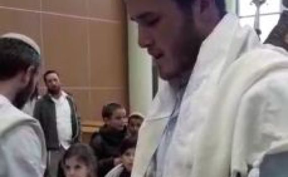 צפו: התינוק נקרא על שם הרב אטינגר; בנו היה הסנדק