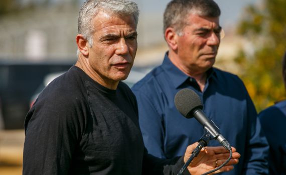 לפיד: "ספין של נתניהו שנבהל מבני גנץ"