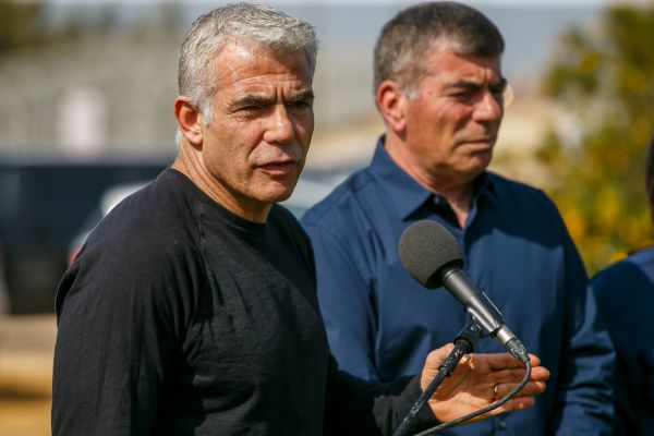 לפיד: "ספין של נתניהו שנבהל מבני גנץ"