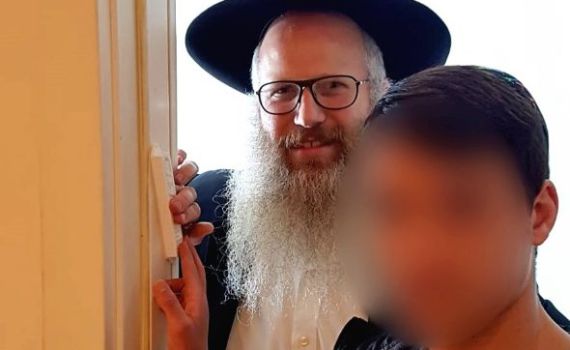 הצעיר מהכפר הערבי קבע מזוזה בדירתו