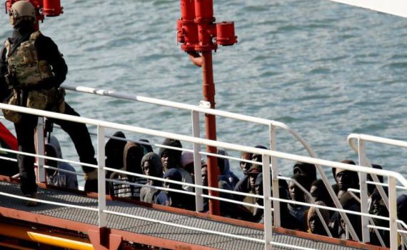 דרמה בים: מהגרים חטפו אונייה שהצילה אותם