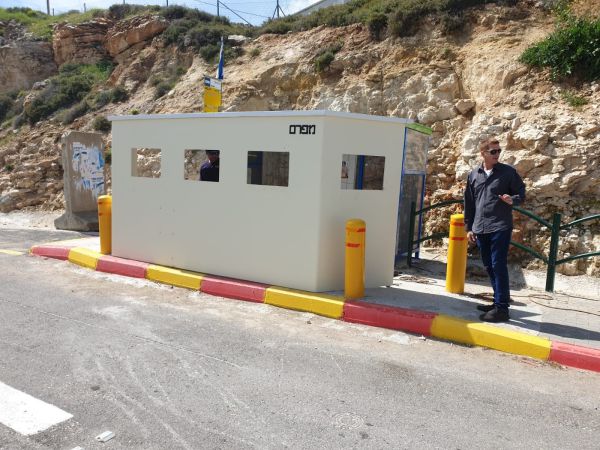 "הטרור מנצח, בזיון": מיגונית פלדה הוצבה ביו"ש