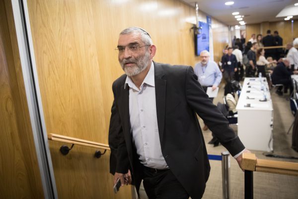 במשטרה בוחנים חקירה נגד בן ארי, במפלגתו תוקפים