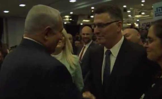 ימות המשיח: צפו בלחיצת היד בין נתניהו לסער