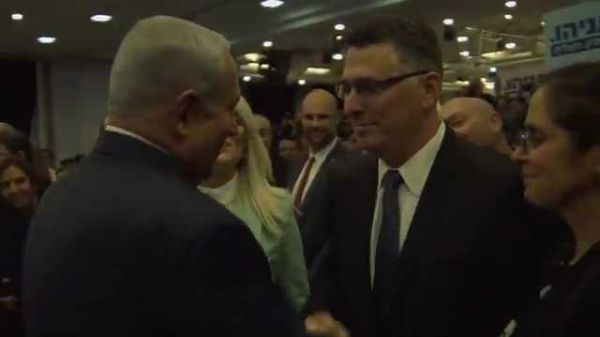 ימות המשיח: צפו בלחיצת היד בין נתניהו לסער