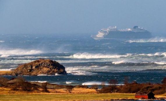 צפו: אלפים מחולצים מספינה שנתקעה בסערה