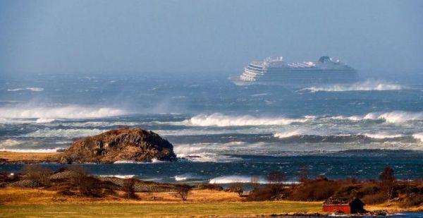 צפו: אלפים מחולצים מספינה שנתקעה בסערה