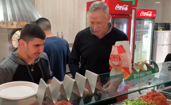 אופס: גם בני גנץ נפל לטרנד הפלאפל הפוליטי• צפו