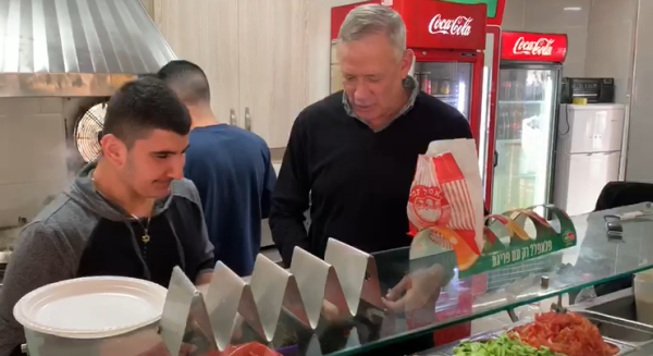 אופס: גם בני גנץ נפל לטרנד הפלאפל הפוליטי• צפו