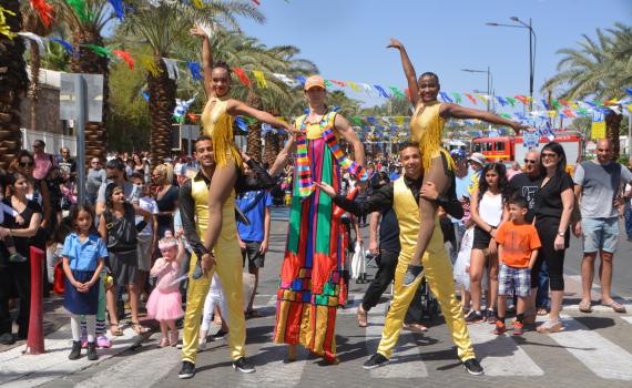תחפושות, רעשנים ושלל מפורסמים | פורים 2023