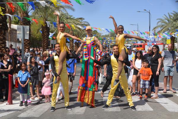 תחפושות, רעשנים ושלל מפורסמים | פורים 2023