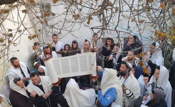 ליד זירת הפיגוע: משפחת הרב אטינגר הי"ד קראו מגילה