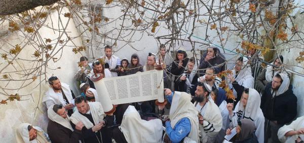 ליד זירת הפיגוע: משפחת הרב אטינגר הי"ד קראו מגילה