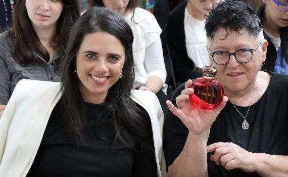 קריאת מגילה, תחפושות ושתייה: הפוליטיקאים חוגגים