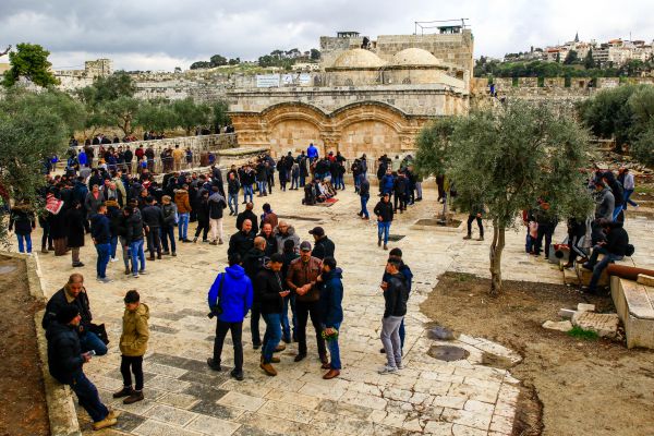 מאות מוסלמים התפללו במבנה המריבה בהר הבית