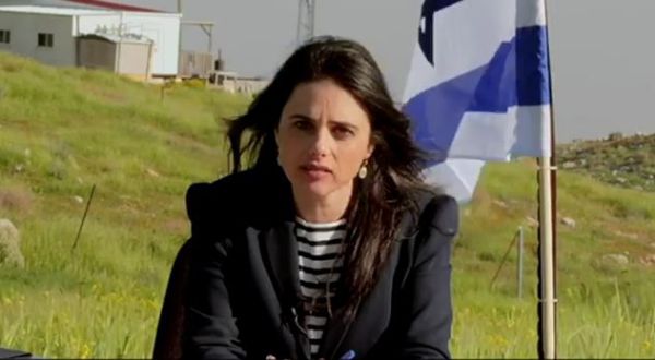 "תתיישבו": שקד בסרטון מהמאחז בבנימין