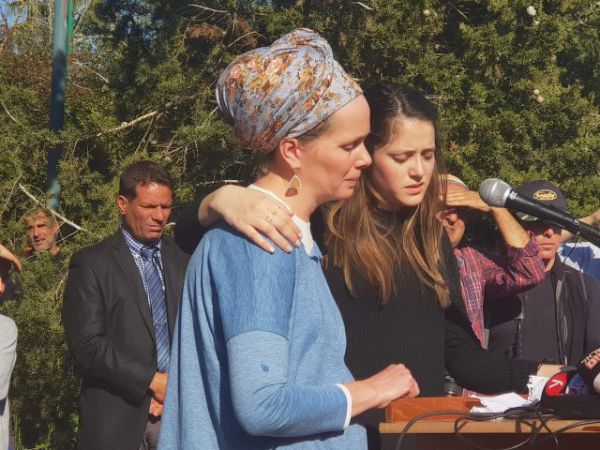 אלמנת הרב אטינגר בעתירה לבג"ץ: הרס חנויות בזירת הפיגוע