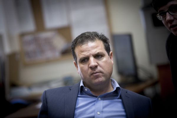 חיבוק הדב של איימן עודה לגנץ ולפיד