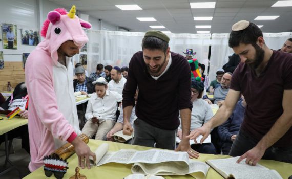 החל חג הפורים בירושלים. צפו בשידור החי