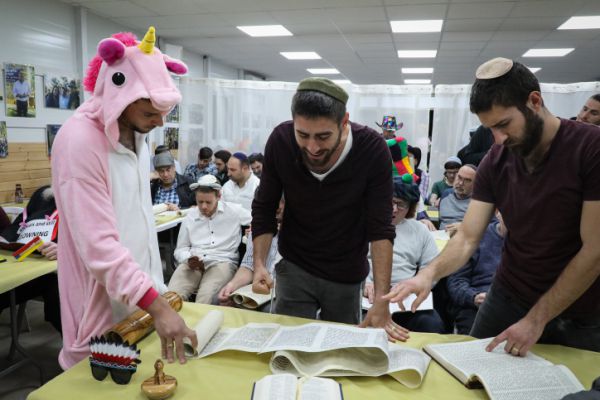 החל חג הפורים בירושלים. צפו בשידור החי