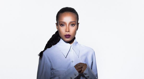 חוזרת לשורשים: אסתר רדא בשיר שכולו תפילה• צפו