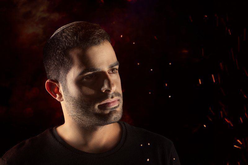 חיבור מפתיע: הזמר הסרוג מארח את הראפר הסאטירי